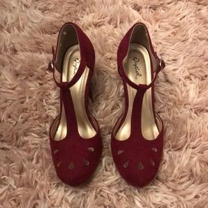 vintage eyelet design heels